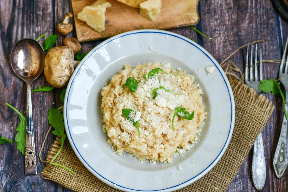 Risotto w białym talerzu